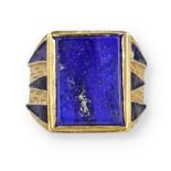 A GENTLEMAN'S 14 CARAT GOLD TEXTURED SIGNET RING, SET WITH A RECTANGULAR LAPIS LAZULI PLAQUE