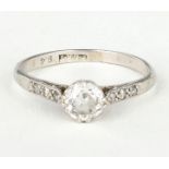 AN EARLY 20TH CENTURY PLATINUM DIAMOND RING