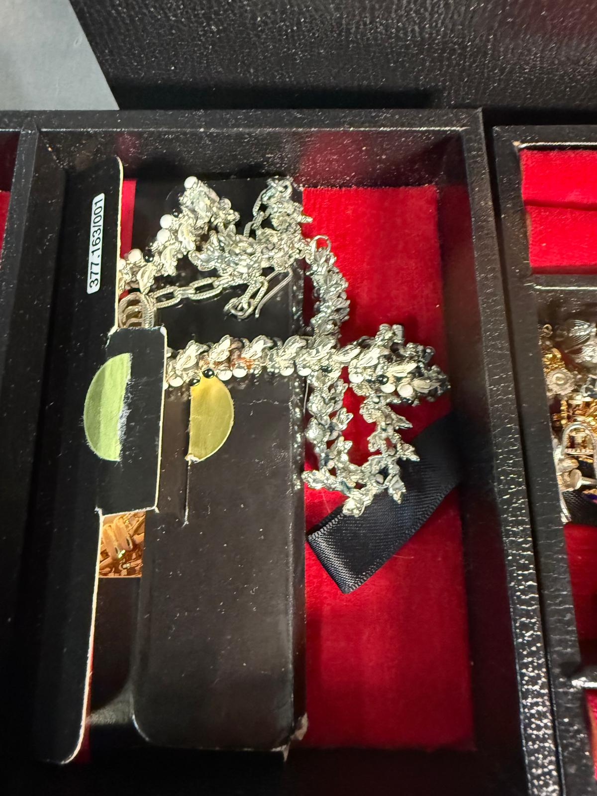 A selection of costume jewellery in a black jewellery box, a variety of styles and finishes to - Image 4 of 6