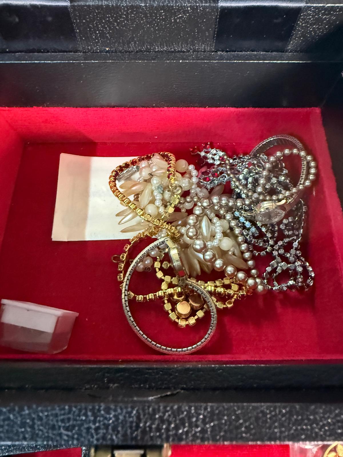 A selection of costume jewellery in a black jewellery box, a variety of styles and finishes to - Image 6 of 6