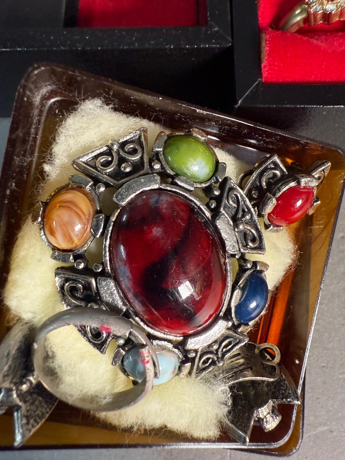 A selection of costume jewellery in a black jewellery box, a variety of styles and finishes to - Image 5 of 6