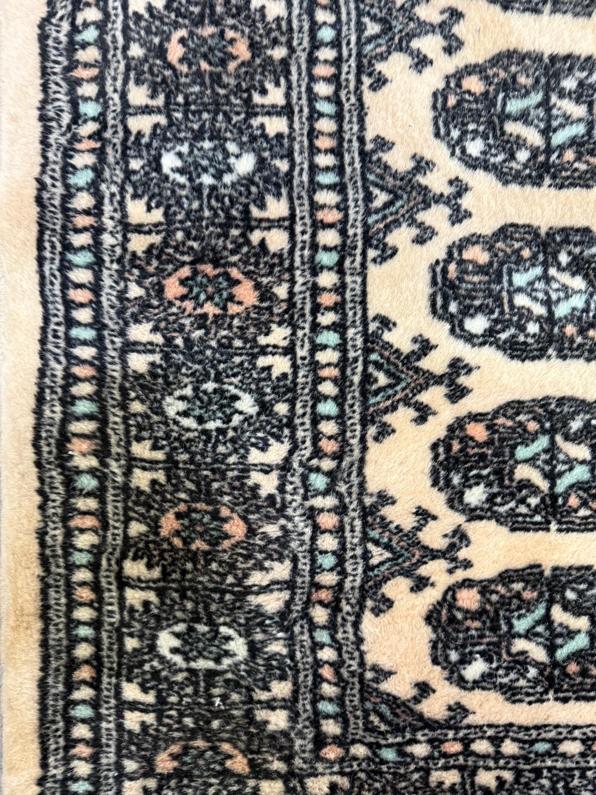 A wool rug. Beige grounds with geometric border.65x100cm - Image 4 of 4